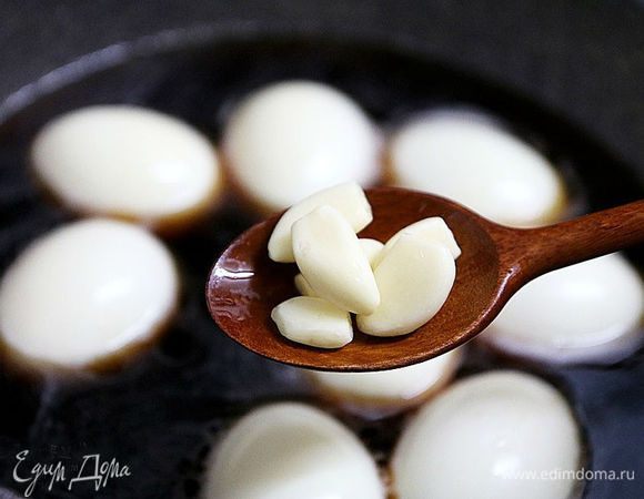 Добавить чеснок.