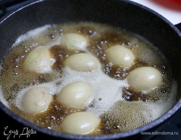 Поставить кастрюлю на средний огонь и довести до кипения.