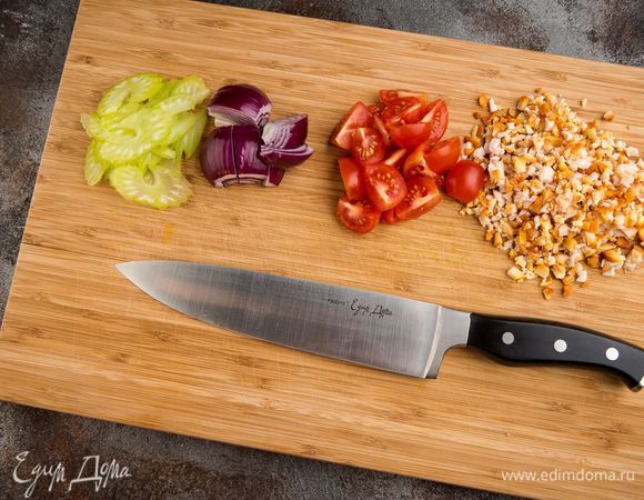 С куриных ножек срезать мясо и мелко его нарезать. Помидоры черри разрезать пополам (если они крупные, то на 4 части). Лук почистить и разрезать вдоль на восемь долек. Сельдерей тонко нарезать поперек. 