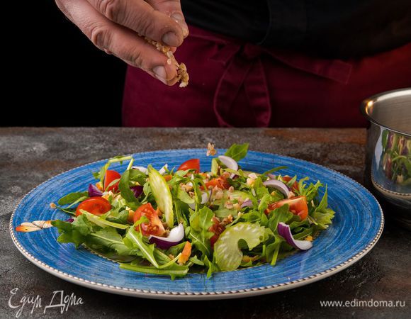 Руколу выложить, добавить помидоры, куриное мясо, лук, сельдерей и гречку. Чеснок почистить и порубить.