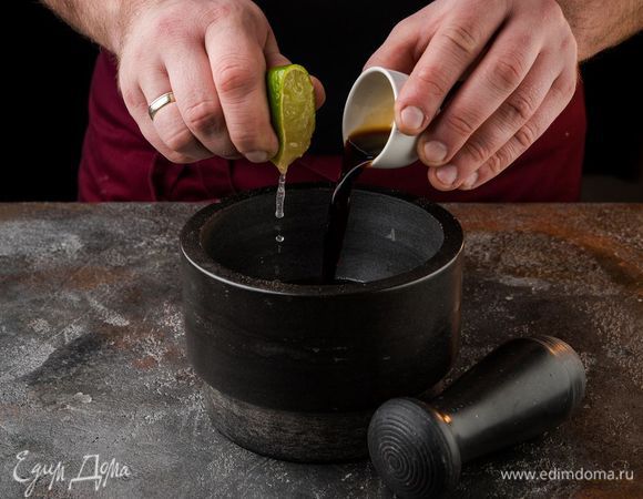 Приготовить заправку: соединить оливковое и кунжутное масло, соевый соус, 1 ст. ложку сока лайма и мед, добавить чеснок, чили и свежемолотый перец, все перемешать.