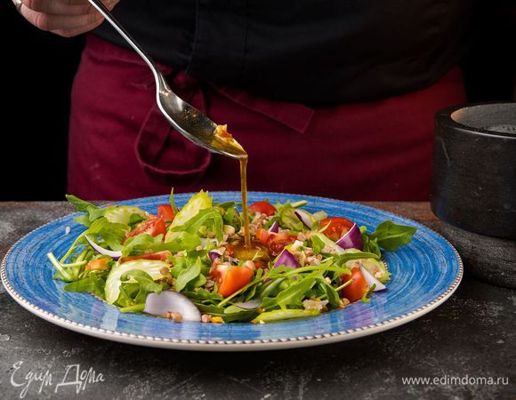 Полить салат заправкой и перемешать. Пармезан нарезать тонкими хлопьями (можно воспользоваться овощечисткой) и посыпать салат.