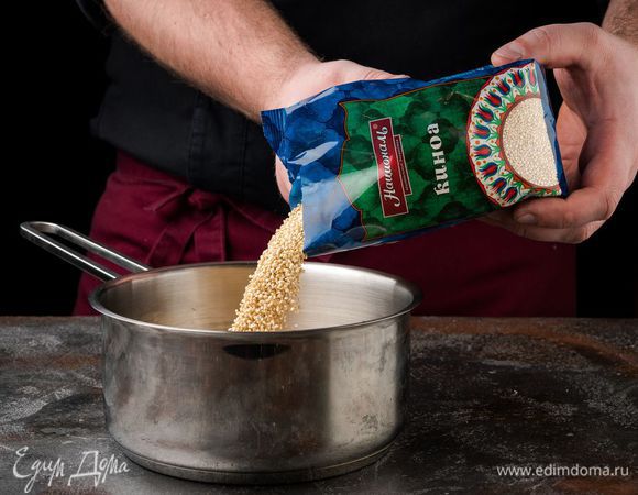 Отварите 1 стакан киноа ТМ «Националь», следуя инструкции на упаковке. 