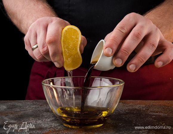 Готовим заправку из сока половинки лимона, оливкового масла и соевого соуса.