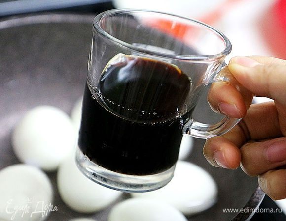 Добавить соевый соус.