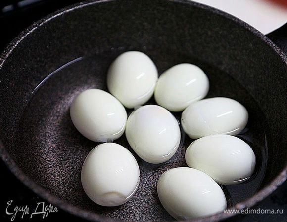 В кастрюлю или глубокую сковороду налить 2 ст. воды и поместить в нее яйца.