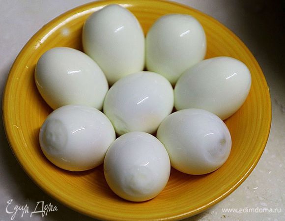 Готовые яйца остудить и очистить от скорлупы.