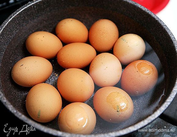 Отварить яйца вкрутую.
