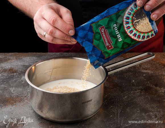 Разогреть в сотейнике молоко. Когда оно начнет закипать, положить в него киноа и варить 10 — 12 минут. Когда киноа сварится, его необходимо остудить (вместе с молоком).