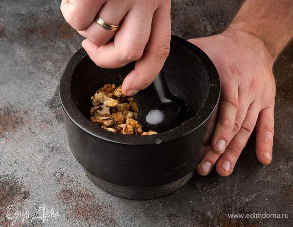 Грецкие орехи измельчить. 