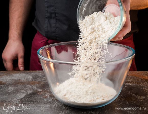 Сахар, муку, измельченные орехи и овсяные хлопья выложить в одну миску, добавить сливочное масло и все тщательное перемешать.