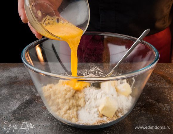 Яйцо немного взбить венчиком и также добавить в тесто. 
