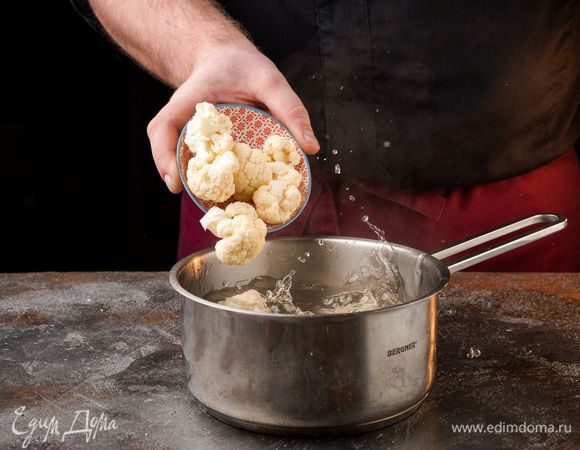 Цветную капусту разобрать на небольшие соцветия, слегка отварить в кипящей воде, а затем, слив воду, измельчить в блендере.