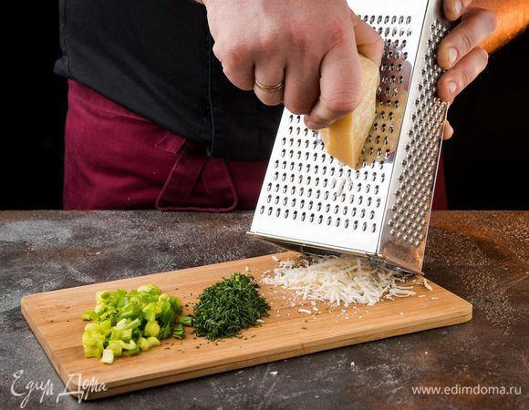 Сыр натереть на крупной терке. Зеленый лук и укроп мелко нарезать.