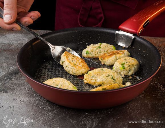 Разогреть в сковороде оливковое масло, ложкой выкладывать небольшие биточки и обжаривать с двух сторон до золотистой корочки.