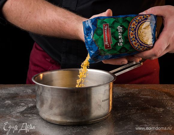 Зеленый горошек предварительно разморозить. Булгур ТМ «Националь» приготовить согласно инструкции на упаковке.
