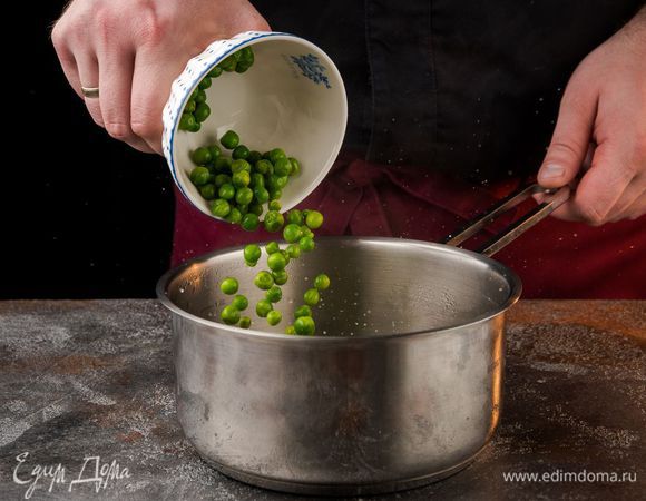 Размороженный зеленый горошек опустить на две минуты в кипящую воду, затем откинуть на дуршлаг.