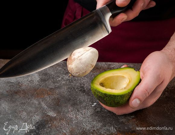 Авокадо, удалив косточку, почистить и нарезать тонкими дольками.
