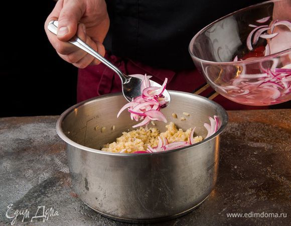 В булгур добавить лук вместе с маринадом, 2 ст. ложки оливкового масла и мед, все посолить и перемешать.
