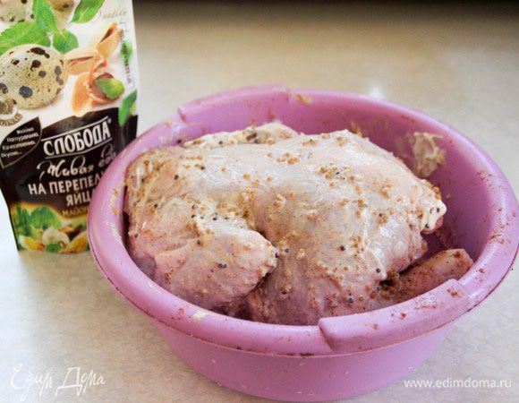 Цыпленка помыть, высушить и замариновать. Для этого посолить, обмазать и внутри, и снаружи майонезом ТМ «Слобода» «На перепелиных яйцах» (мой самый любимый вкус), а также французской горчицей. Оставить на час.