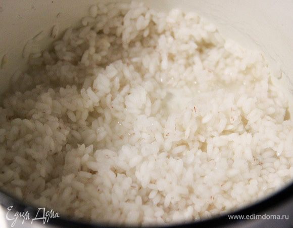 А пока приготовим начинку. Рис отварить в подсоленной воде до полуготовности.