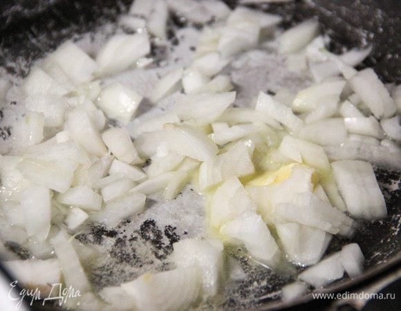Обжарить на растительном и сливочном масле мелко нашинкованный лук.