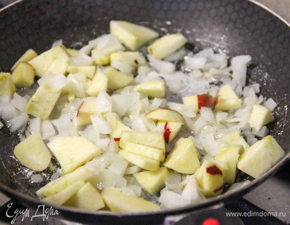 Затем добавить почищенные и нарезанные кубиками яблоки (желательно использовать кисло-сладкие сорта).