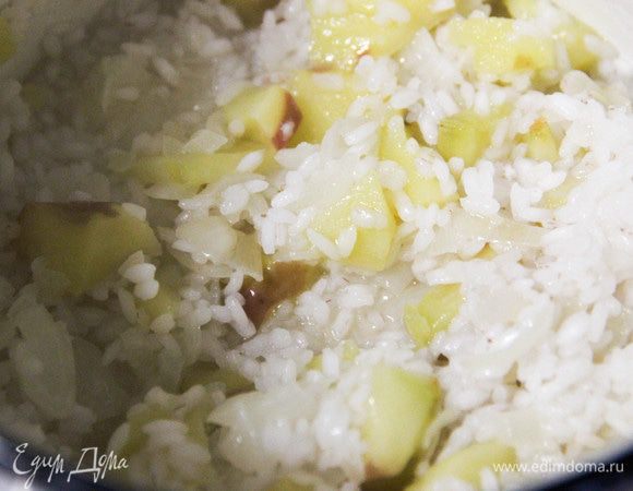 Смешать рис и яблоки с луком, посолить, поперчить по вкусу.