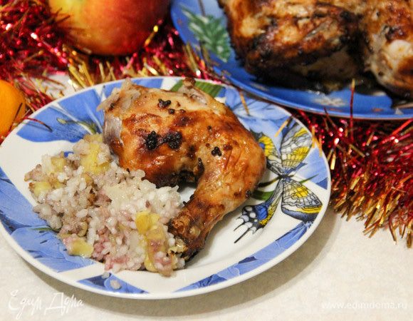 Гарниром послужит рис — пропитанный соком птицы, он такой ароматный! Приятного аппетита!