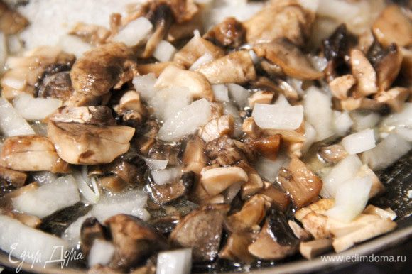 Мелко нашинкованные грибы и лук поджарить на сковороде. Добавить соль и перец по вкусу.