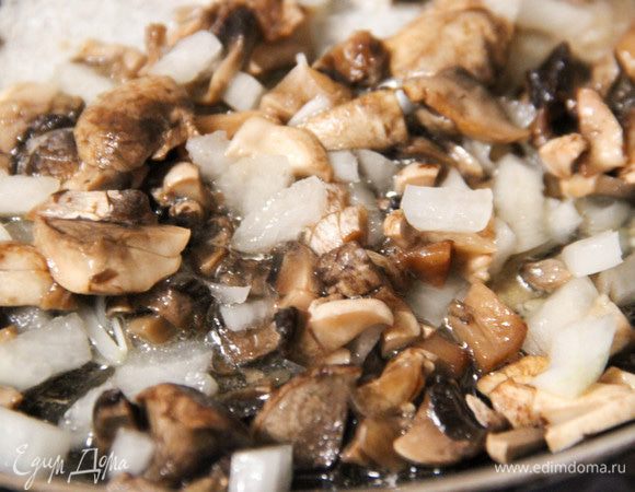 Мелко нашинкованные грибы и лук поджарить на сковороде. Добавить соль и перец по вкусу.