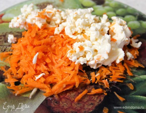 Плавленый сырок и свежую морковь натереть на мелкой терке. Чеснок пропустить через пресс.