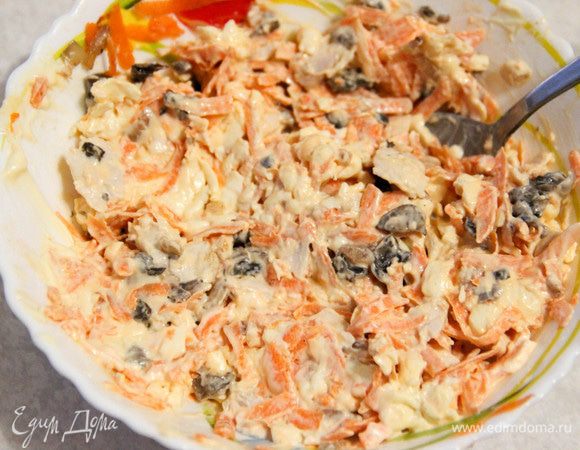 Смешать все ингредиенты, заправить майонезом.
