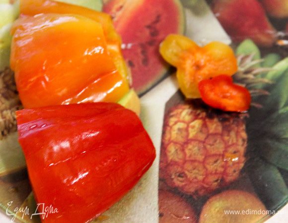 У болгарских перцев (лучше брать свежие, но можно и замороженные) срезать верхушку и низ.