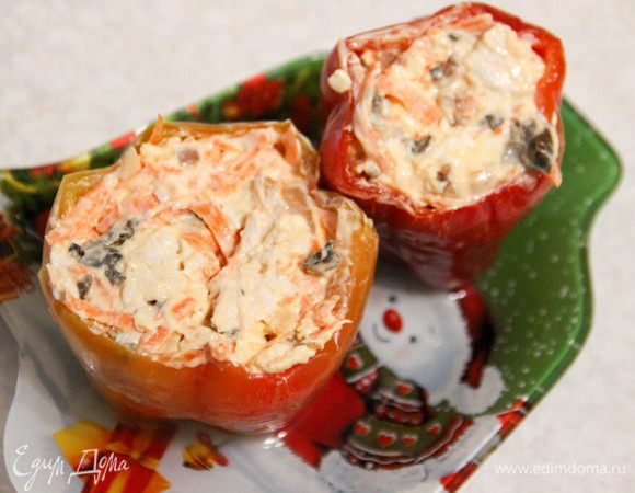 Аккуратно начинить перцы.