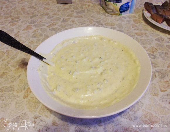 Соус посолить, поперчить и тщательно перемешать.