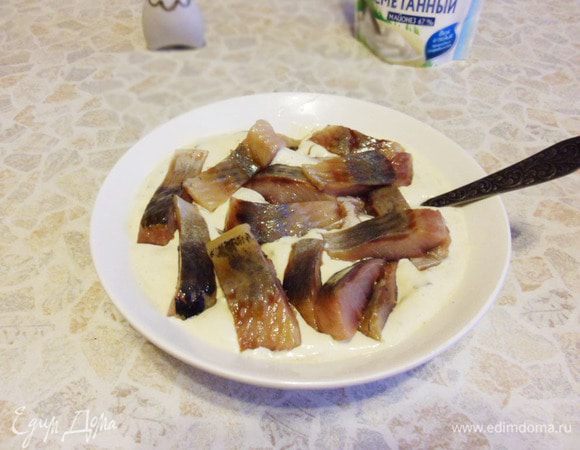 Нарезанное кусочками филе селедки соединить с соусом. Перемешать. Дать «подружиться» ингредиентам около часа и больше (зависит от вашего терпения!).