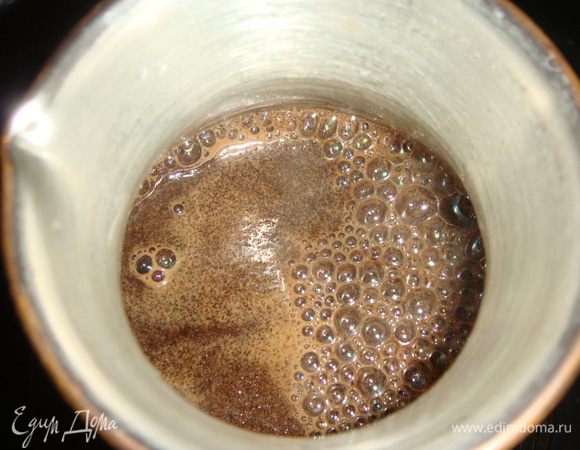 Залить кипятком. Поставить на огонь, довести до кипения и выключить. Всыпать маленькую щепотку соли и размешать. 