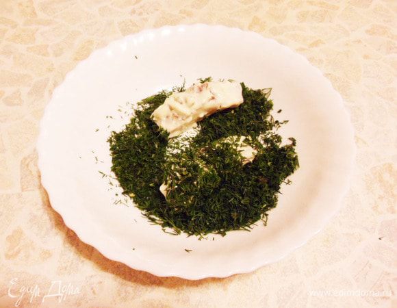 Обваляем кусочки подготовленной селедки в мелко нарезанном укропе. Положим на елочку, украсим икрой. 