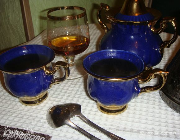 Когда кофе осядет, разлить его по чашечкам. Добавить по 1 ч. л. коньяка и сахар по вкусу. Кофе для Амели готов. Приятного кофепития!