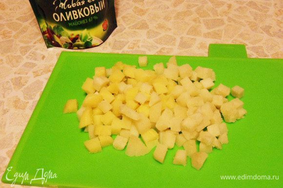 Отварной картофель нарезаем мелкими кубиками.