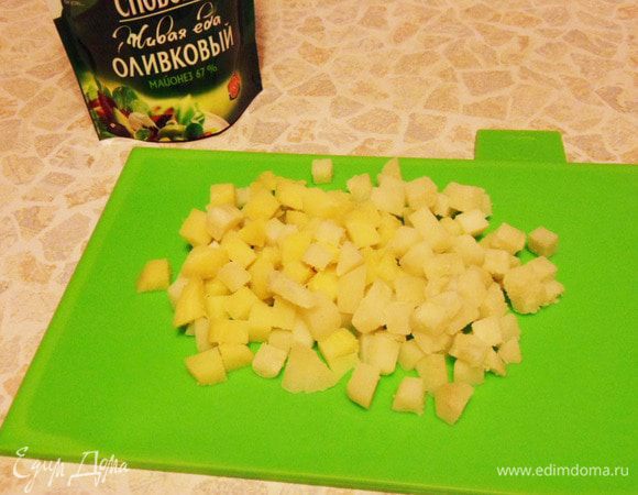 Отварной картофель нарезаем мелкими кубиками.