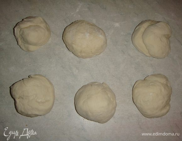 Тесто из одного пакета разделить на 6 равных частей и скатать в шарики.