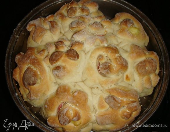 Готовый пирог немного остудить и подавать к столу.