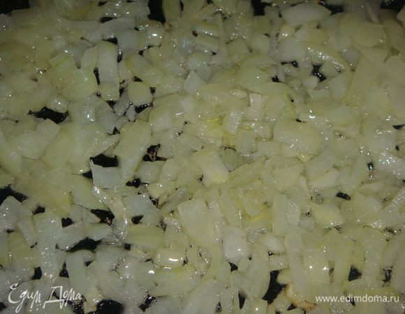 2 кусочка хлеба размочить в воде. Лук мелко нарезать и обжарить на подсолнечном масле.