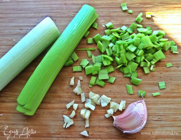Измельчить порей и чеснок.