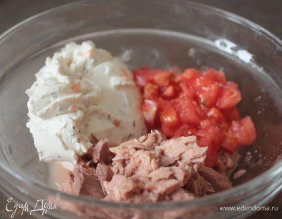 Половину мякоти помидоров нарежьте мелким кубиком (предварительно дайте стечь соку). После чего смешайте ее с мягким творожным сыром, зеленью и консервированным тунцом до получения однородной массы.