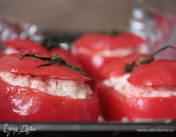 Получившейся начинкой наполните помидоры и отправьте их в духовку при 180°С на 10 — 20 минут. Следите за духовкой: помидоры должны стать более мягкими, но держащими форму. 