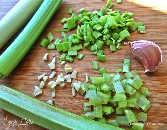 Сельдерея стебель тоже покрошить мелко. Нужен небольшой кусочек, чтобы не доминировал.