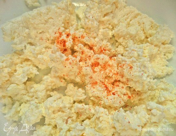 Творог посолить, поперчить.